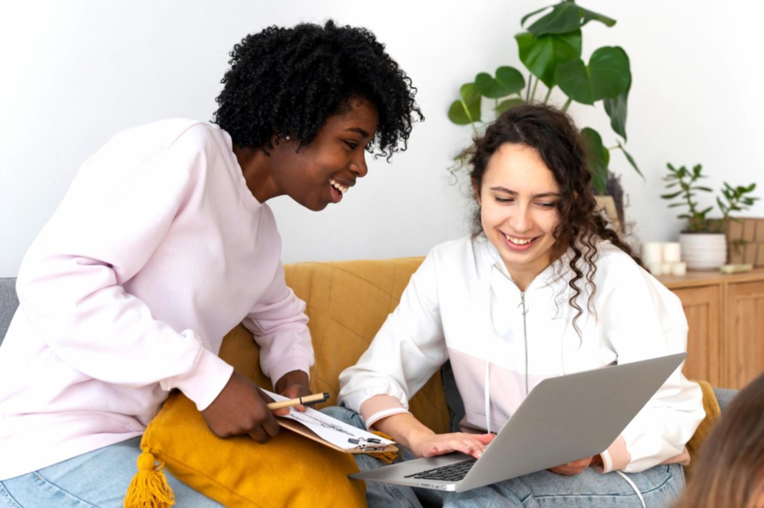 Personne analysant ses finances personnelles sur un ordinateur portable